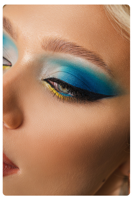 eye makeup example of blue eyeshadow aesthetic
